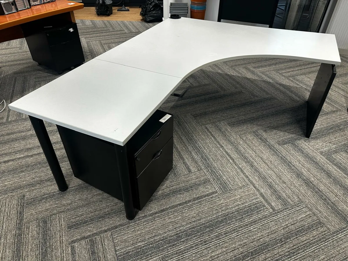 Light grey managers corner office desks - Image 1