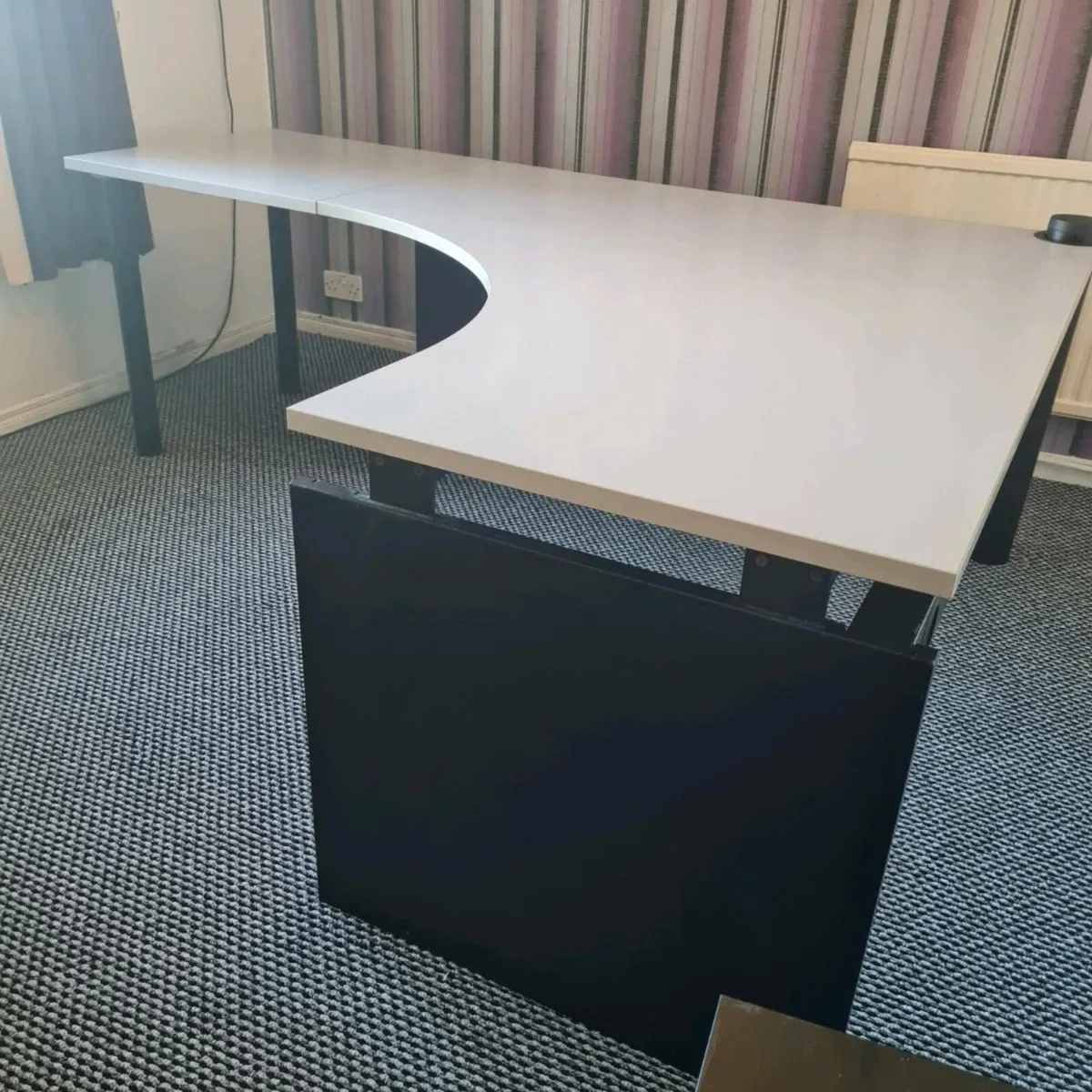 Light grey managers corner office desks - Image 2