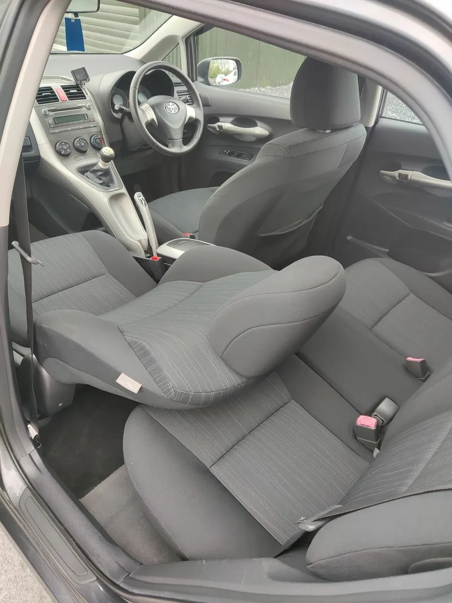 Toyota Auris 2010 - Image 2
