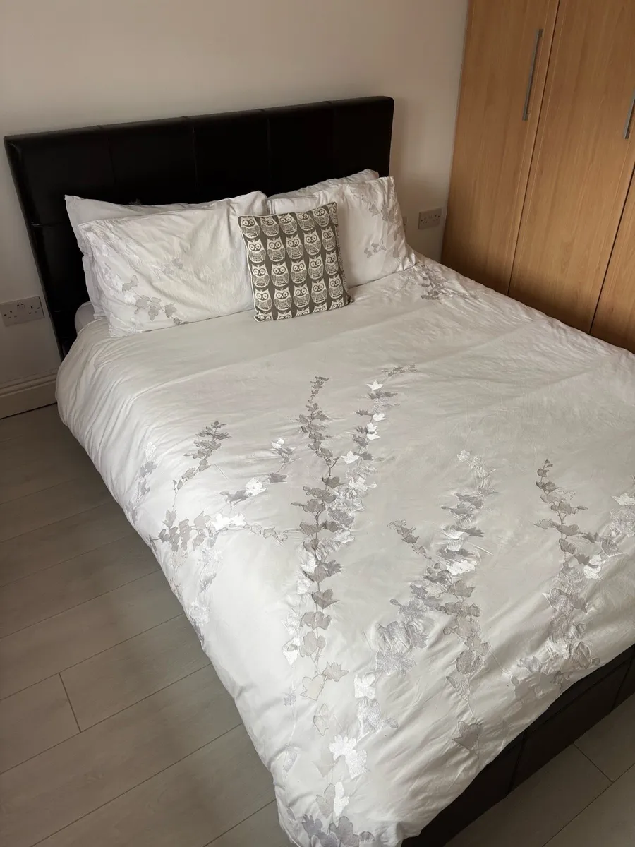 Leather King size bed frame - Image 2