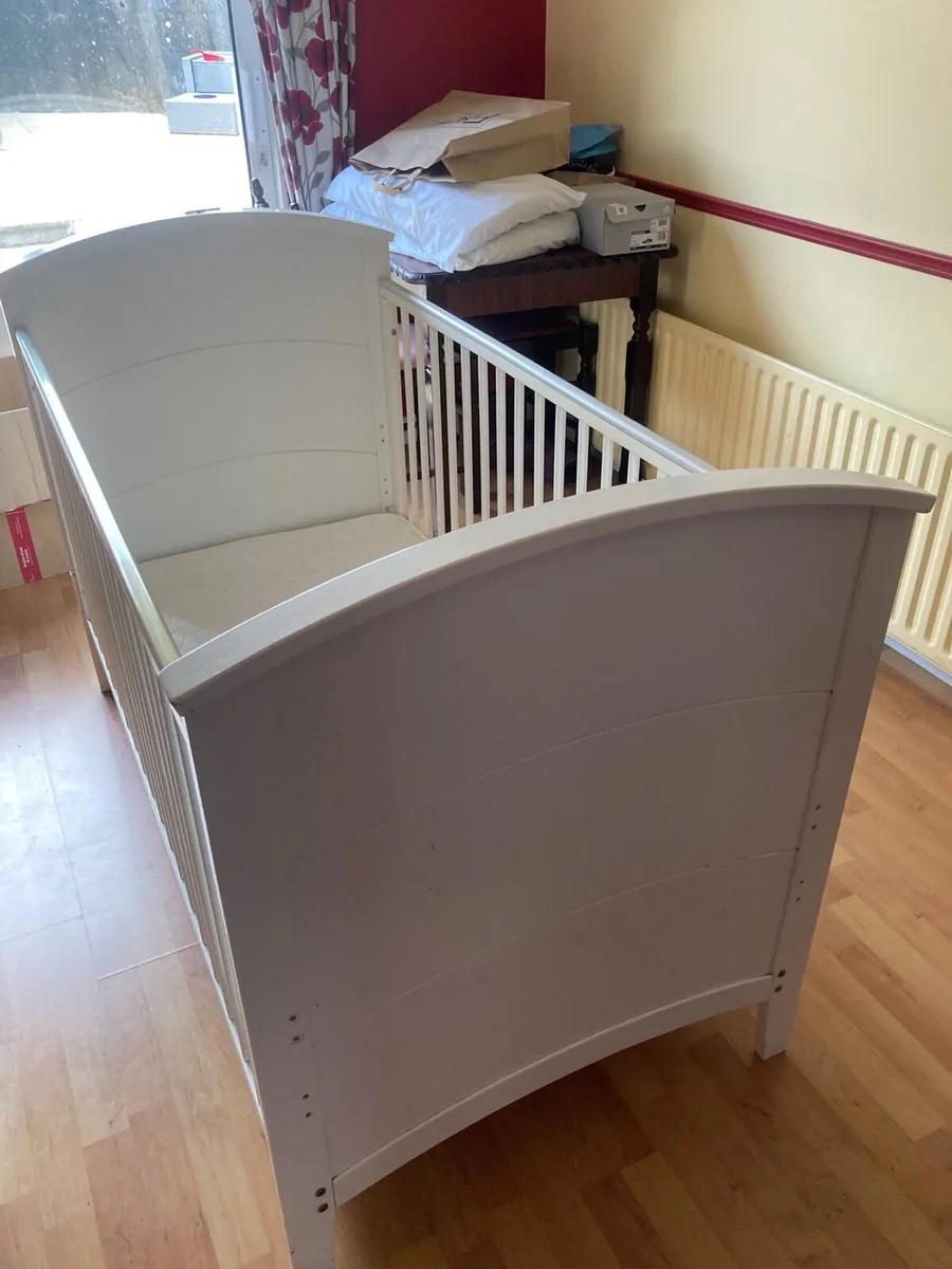 White cot - Image 1