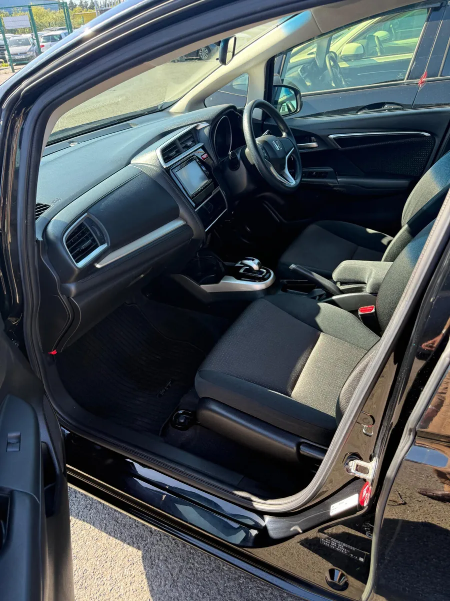 Honda Fit 2015 auto hybrid - Image 3