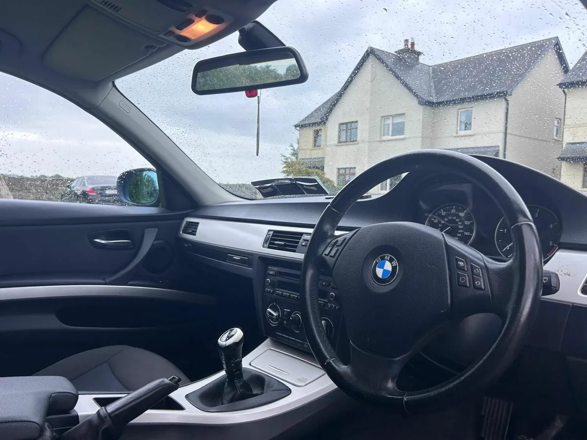 BMW 3-Series 2010 - Image 4