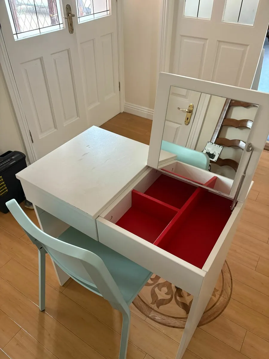 desk and chair - Image 2