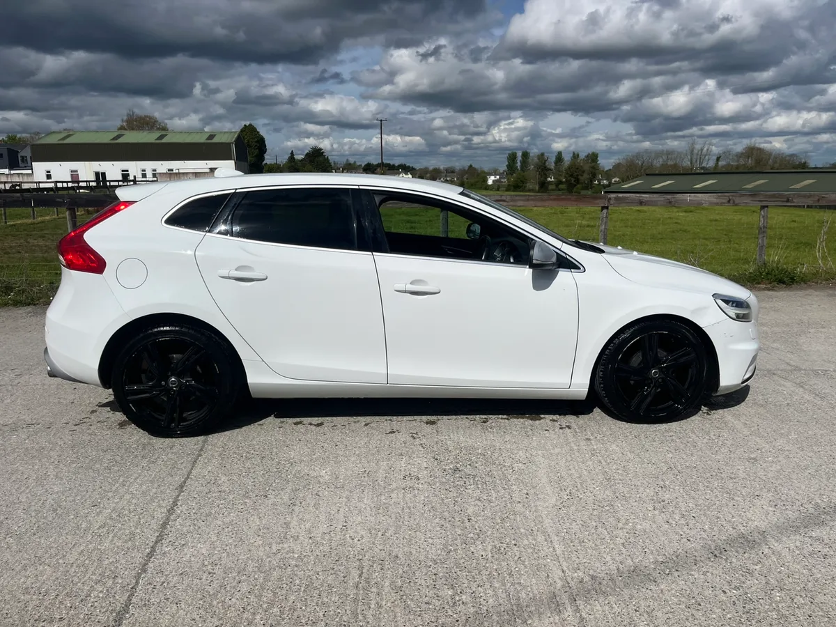 2017, Volvo V40 R-design - Image 2