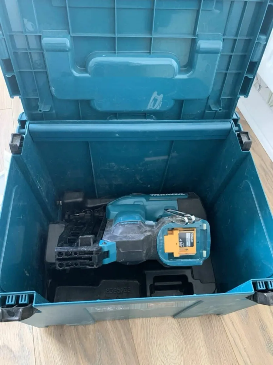 Makita DBN600RTJ 18V Finishing Nailer - Image 1