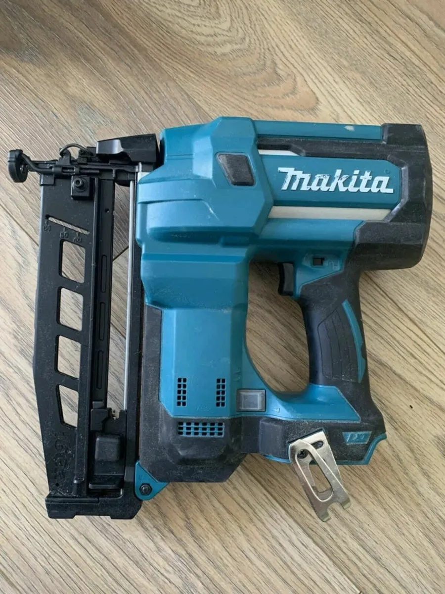 Makita DBN600RTJ 18V Finishing Nailer - Image 2