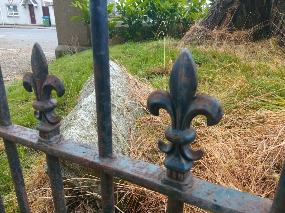 Gates 9ft 6",  2 sets,  €275 each €500 for 2 sets - Image 4