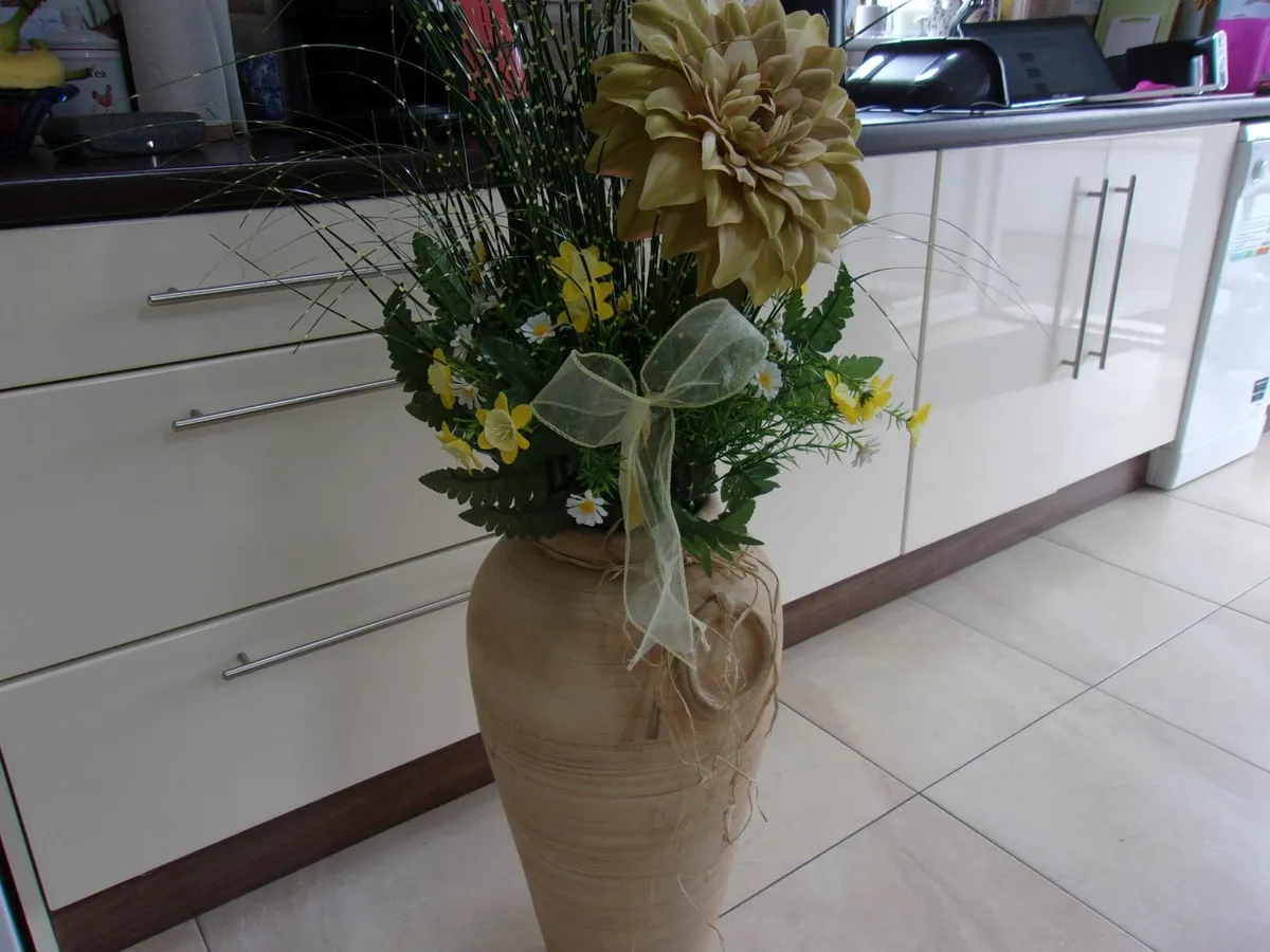 ARTIFICIAL  FLOWERS  +  QUALITY  VASE  ALL  NEW