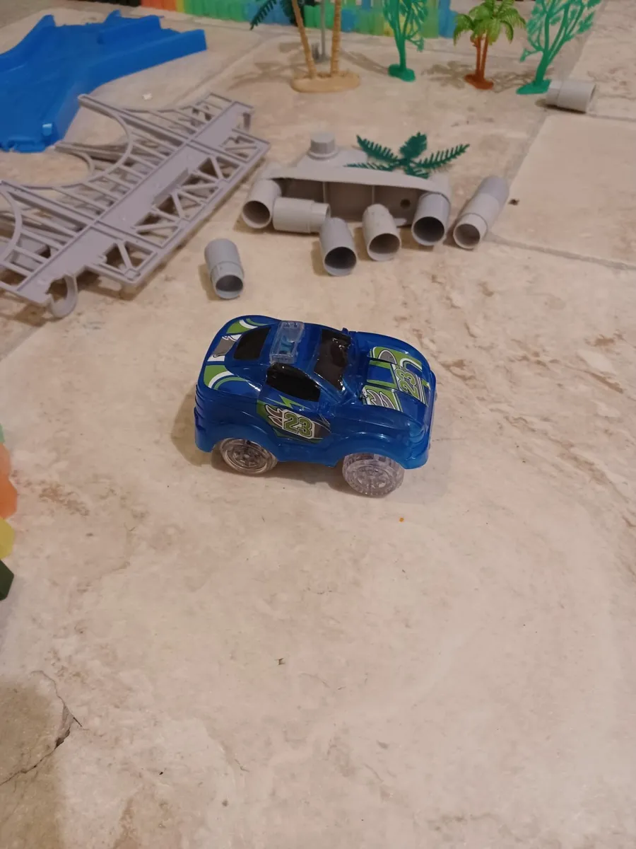 Flexi track with motorised car toy set - Image 2