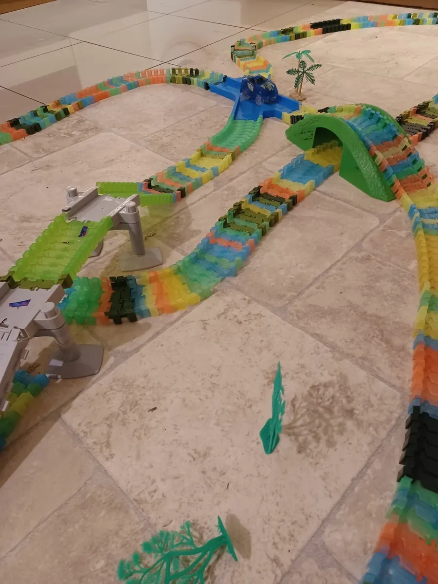 Flexi track with motorised car toy set - Image 3