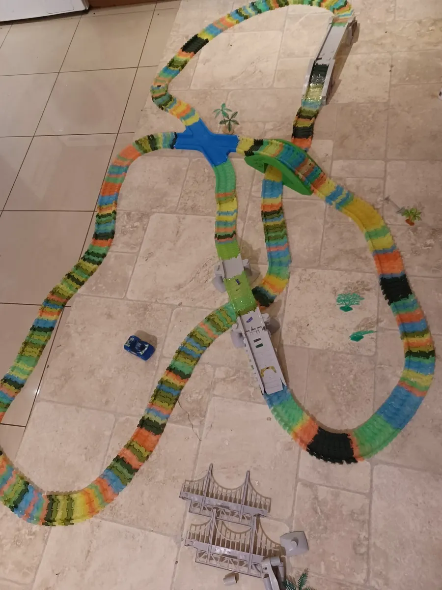 Flexi track with motorised car toy set - Image 4