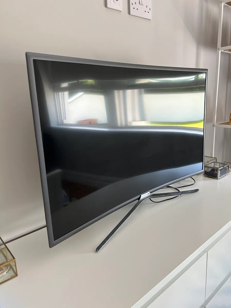 Samsung 40" Curved Smart TV - Image 1