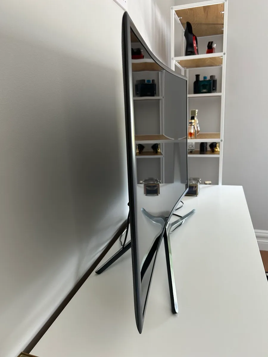 Samsung 40" Curved Smart TV - Image 2