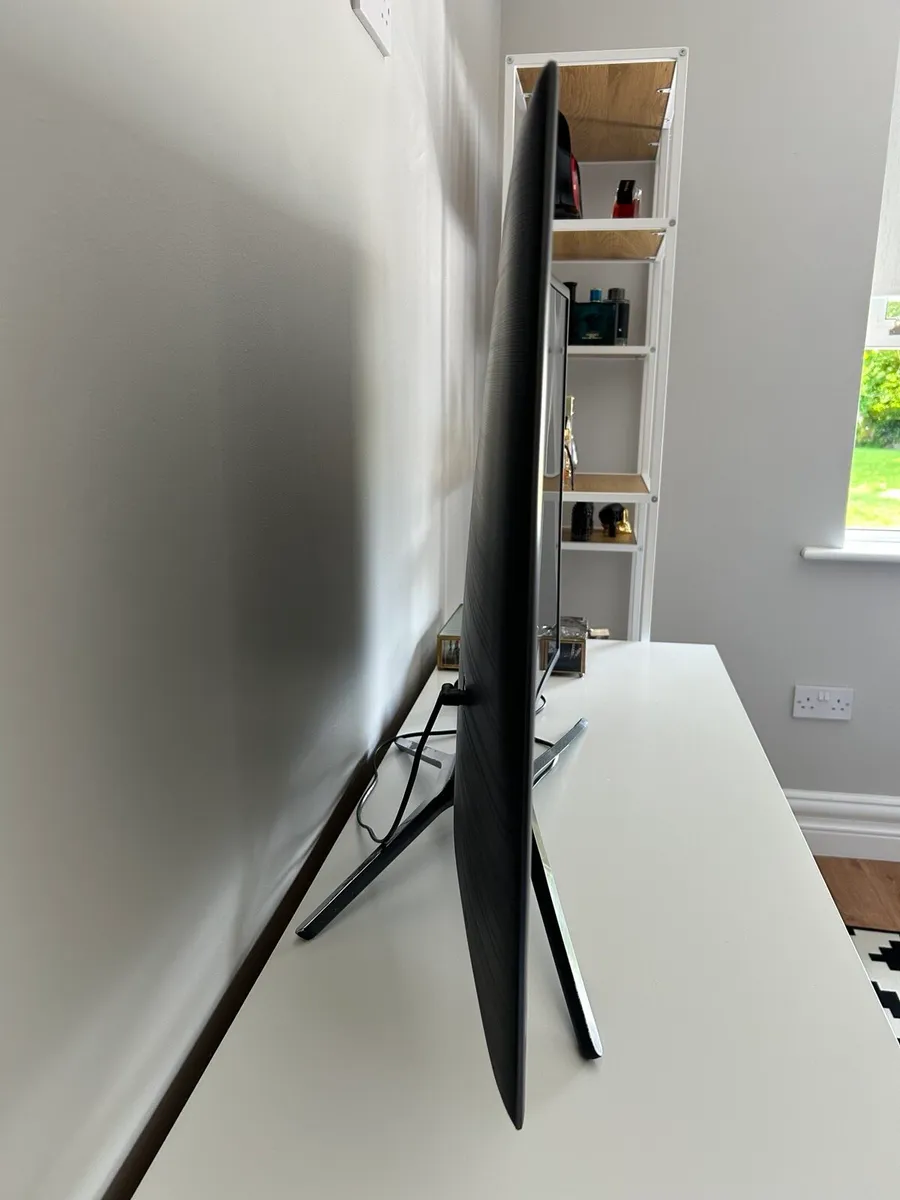Samsung 40" Curved Smart TV - Image 3