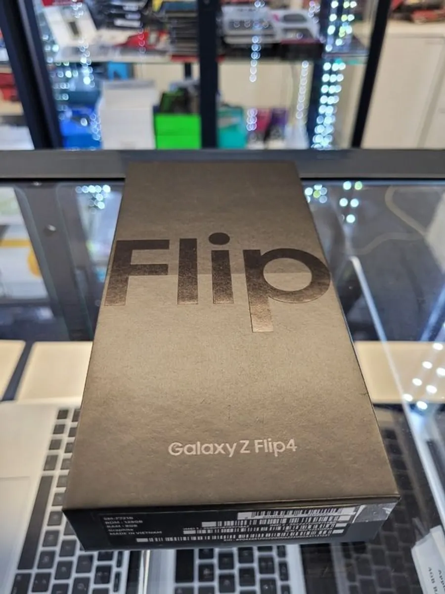 Samsung Galaxy Z Flip4 128GB Mobile Phone Dual Sim Unlocked (Like New) - Image 2