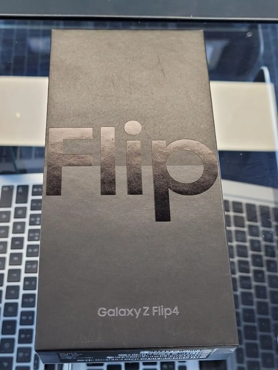 Samsung Galaxy Z Flip4 128GB Mobile Phone Dual Sim Unlocked (Like New) - Image 3