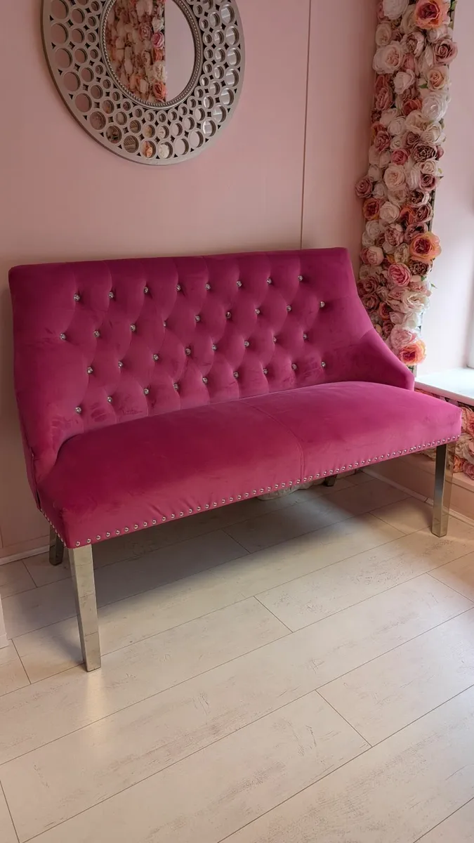 LIKE BRAND NEW - Pink couch - Image 4