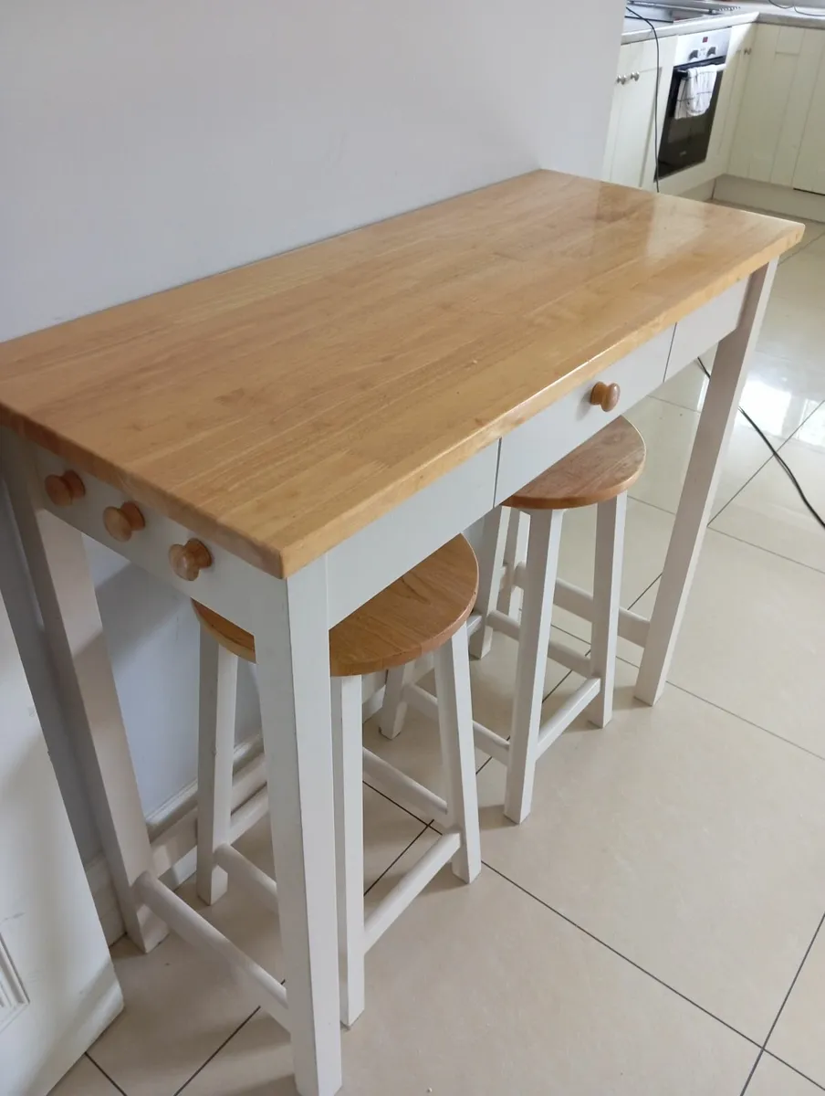 Bar table and stools - Image 2