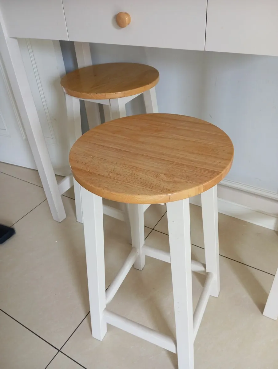 Bar table and stools - Image 3