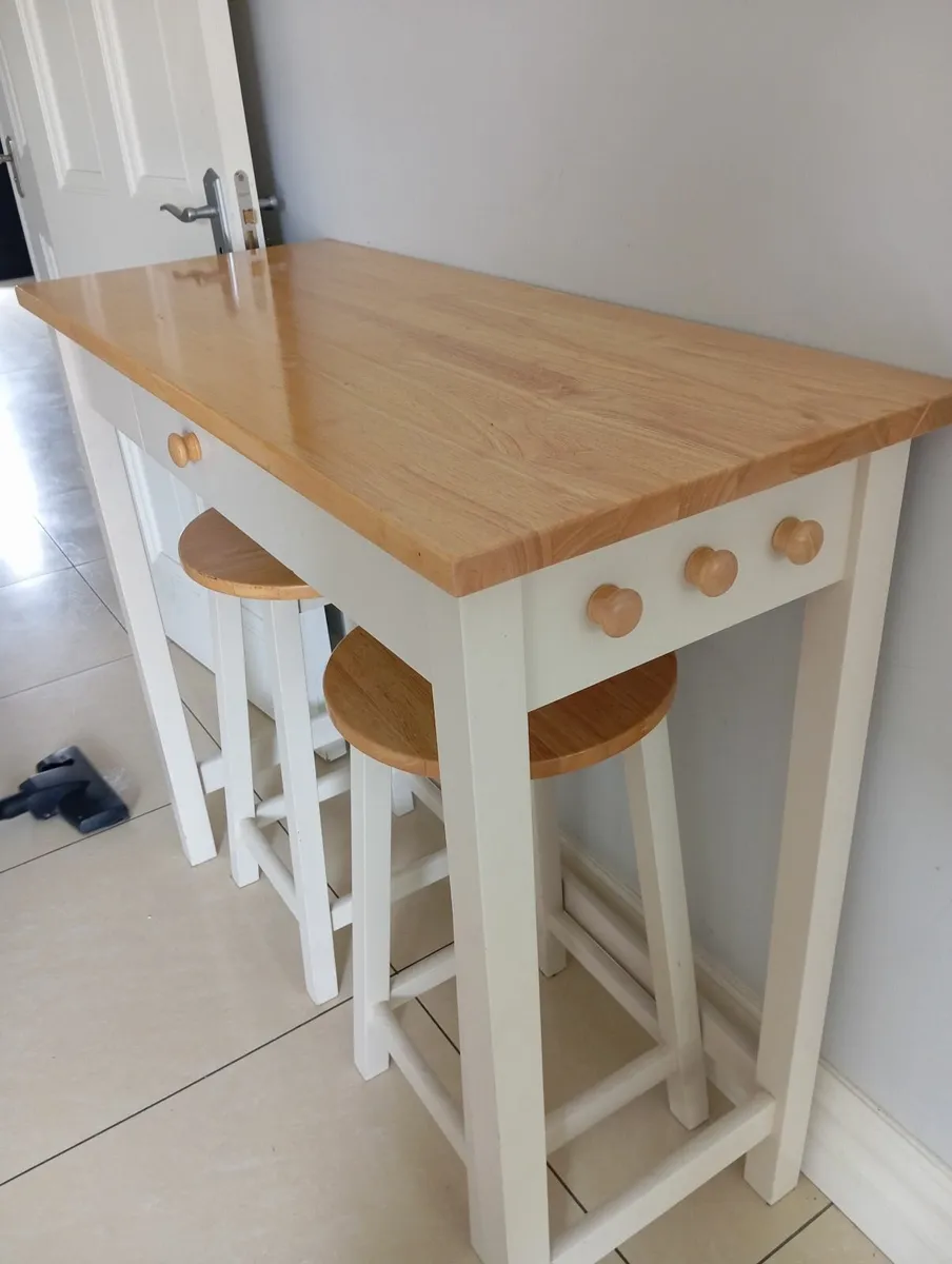 Bar table and stools - Image 4