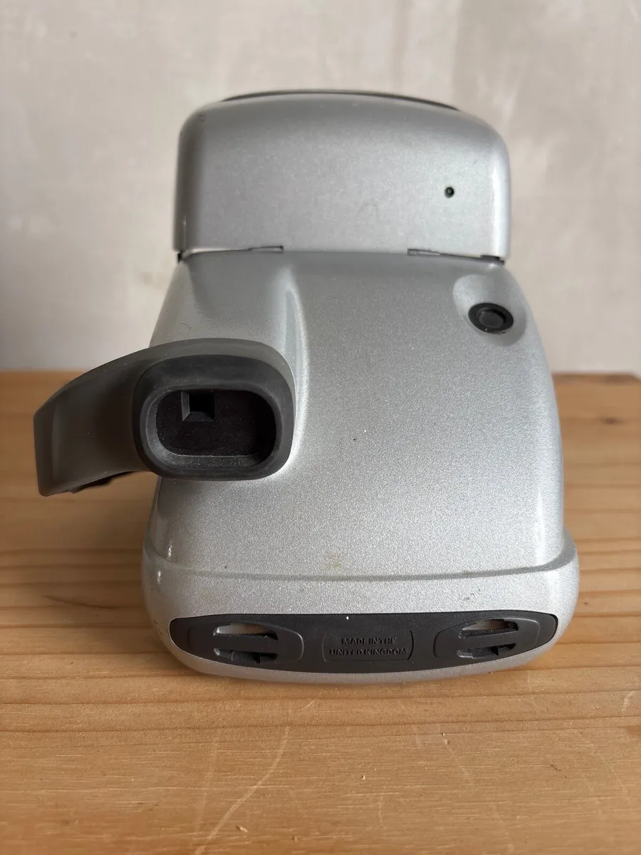 Genuine Polaroid camera - Image 2