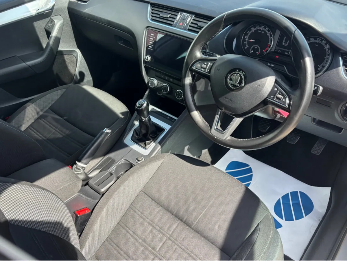 Skoda Octavia COMBI AMBITION 1.6 TDI 11 115HP 4DR - Image 2