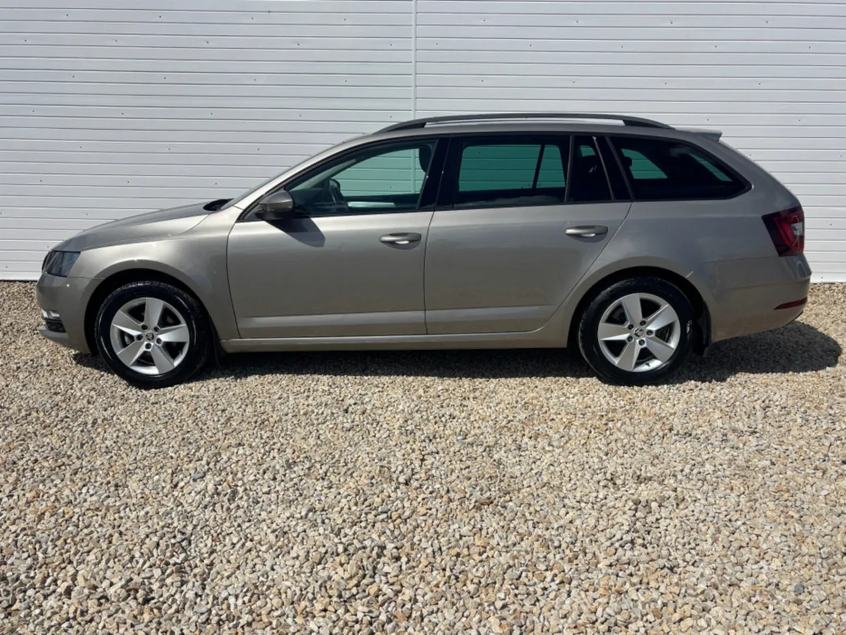 Skoda Octavia COMBI AMBITION 1.6 TDI 11 115HP 4DR - Image 4