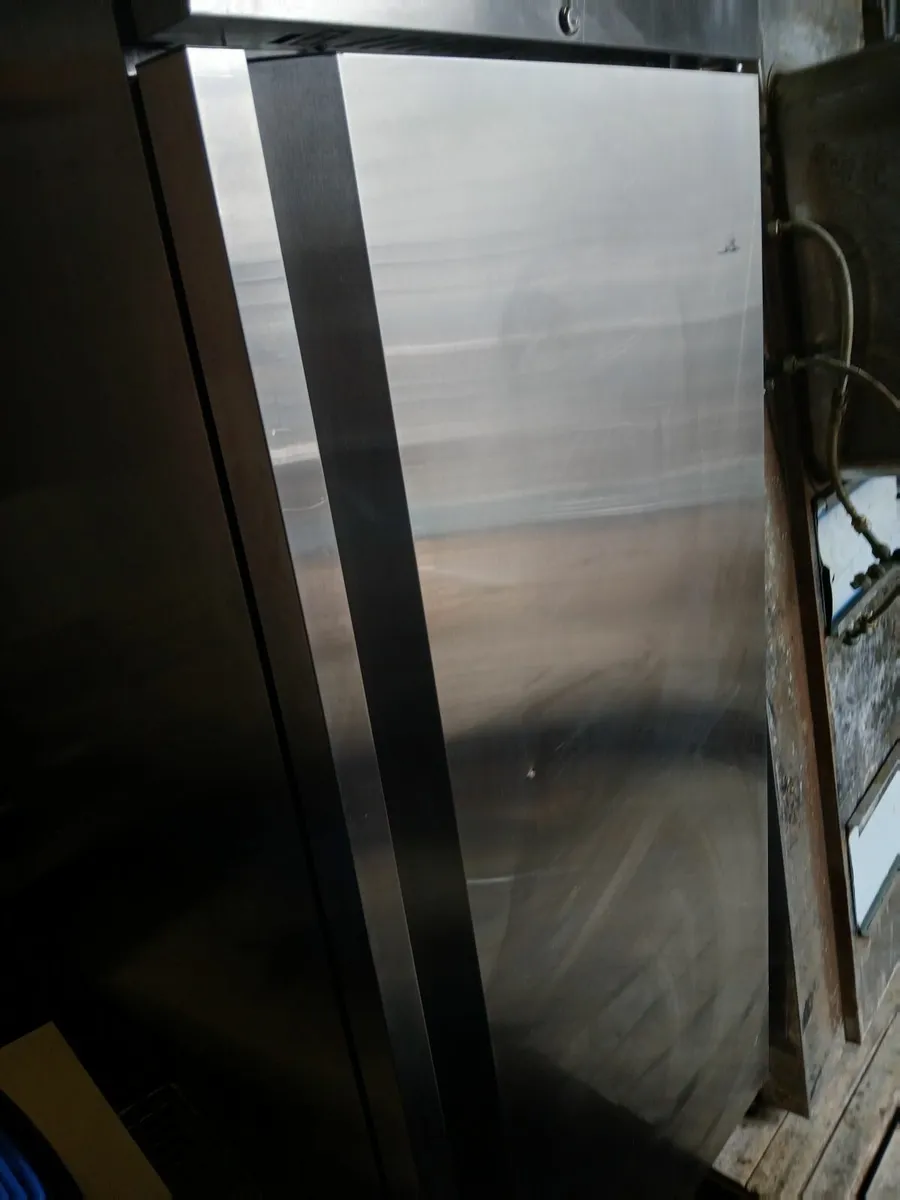 Commercial fridge /on wheels delivered - Image 1