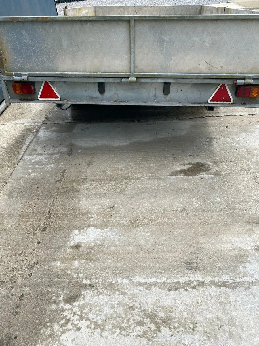 Trailer - Image 1