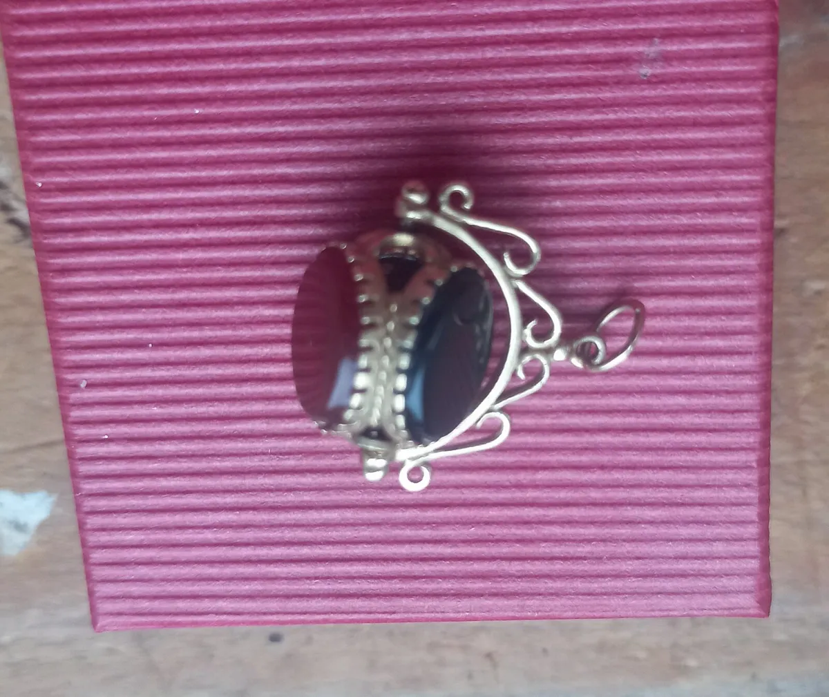 Vintage 9kt gold pendant or charm - Image 1