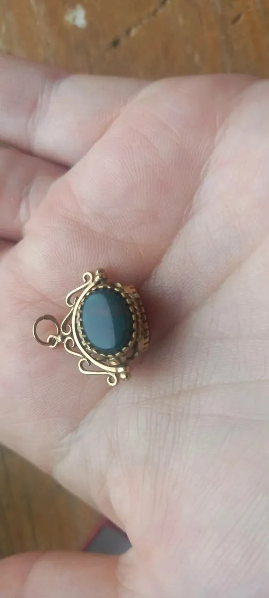 Vintage 9kt gold pendant or charm - Image 3