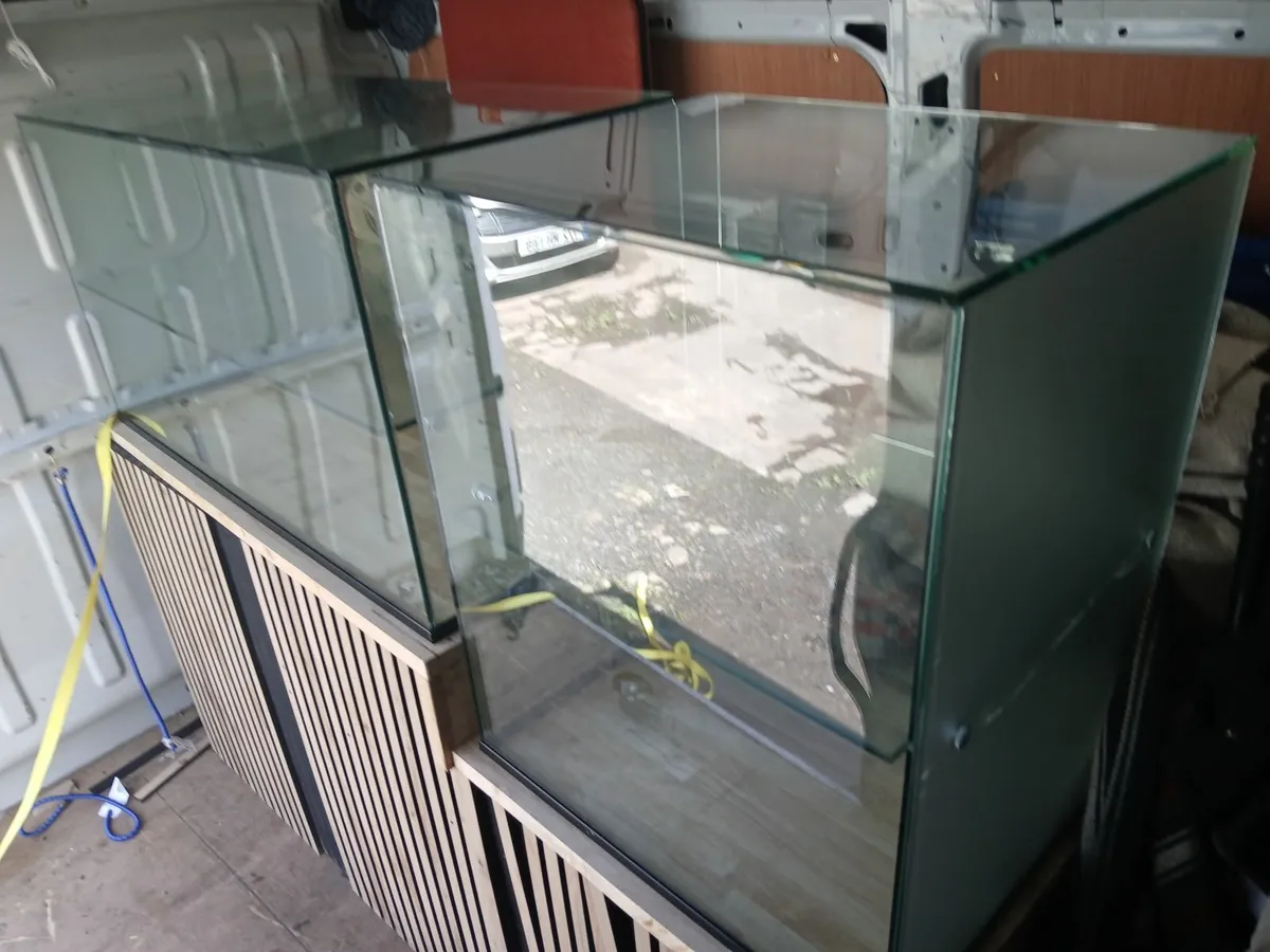 Display unit /glass cabbinet delivered - Image 1