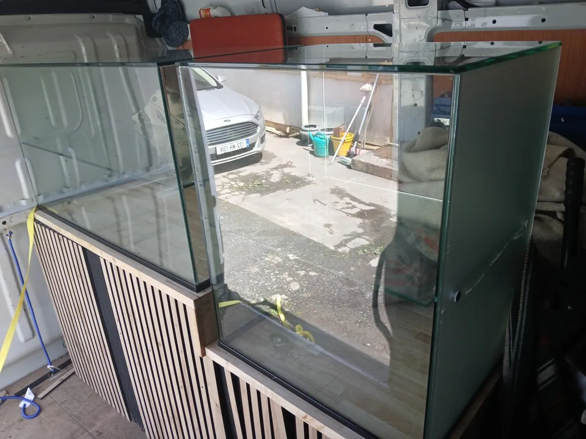 Display unit /glass cabbinet delivered - Image 2