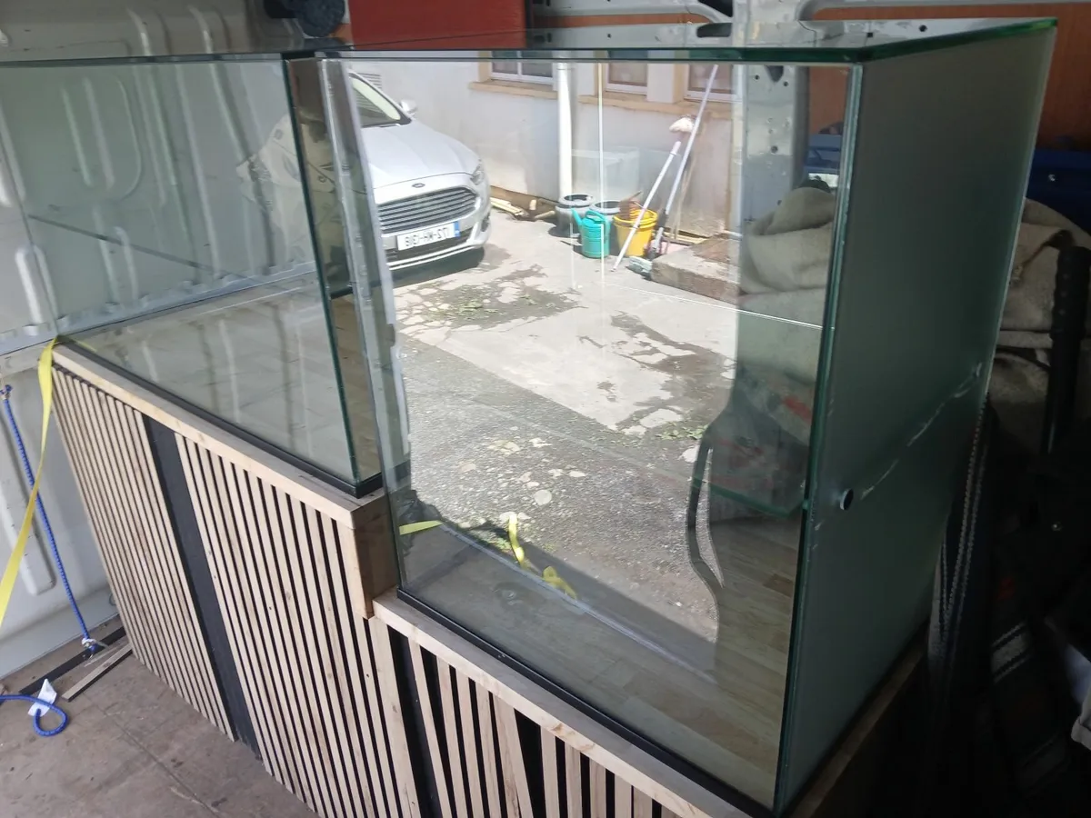 Display unit /glass cabbinet delivered - Image 3