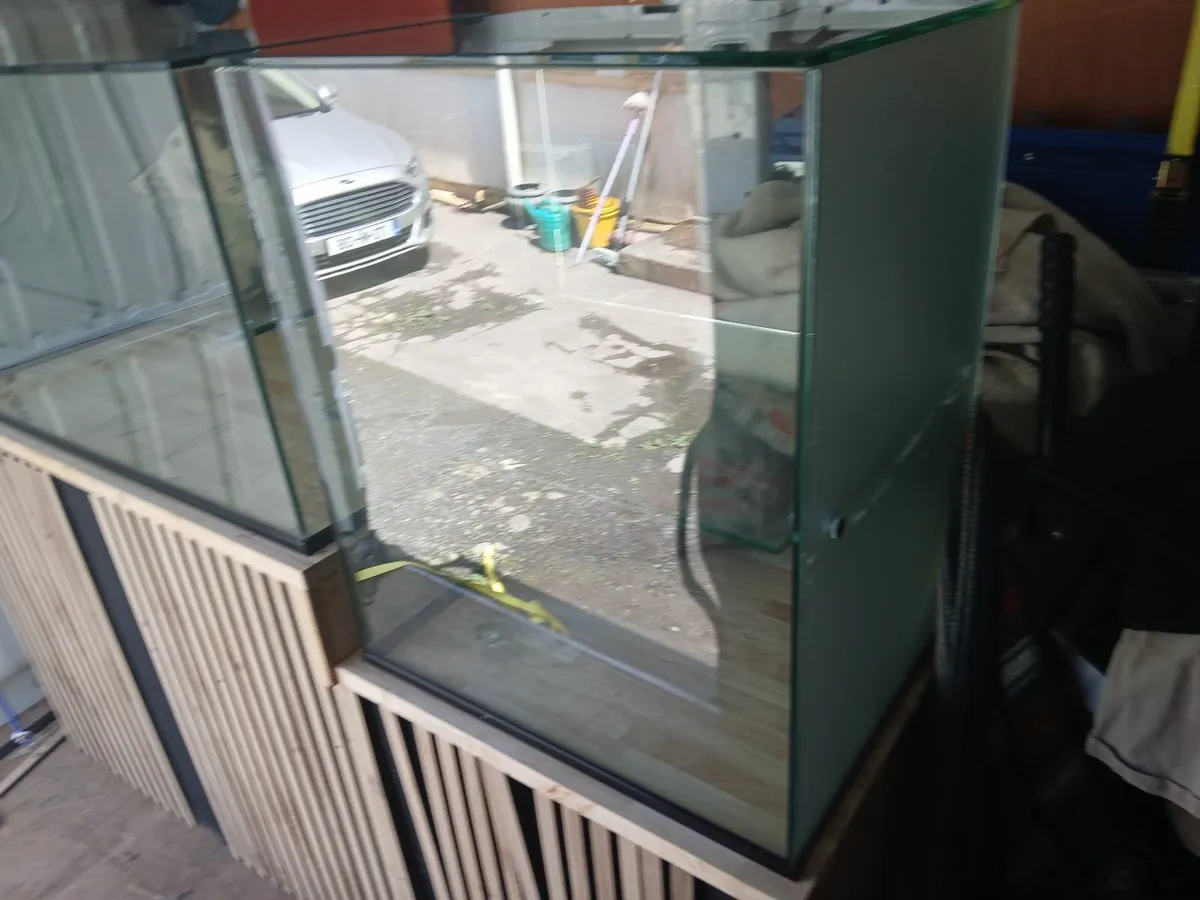 Display unit /glass cabbinet delivered - Image 4