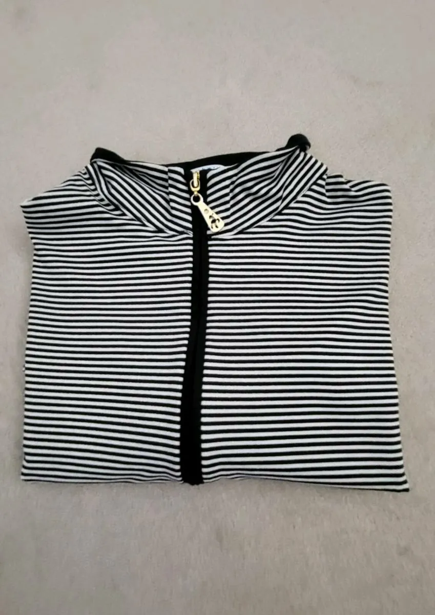 Ladies long sleeved green lamb top - Image 3