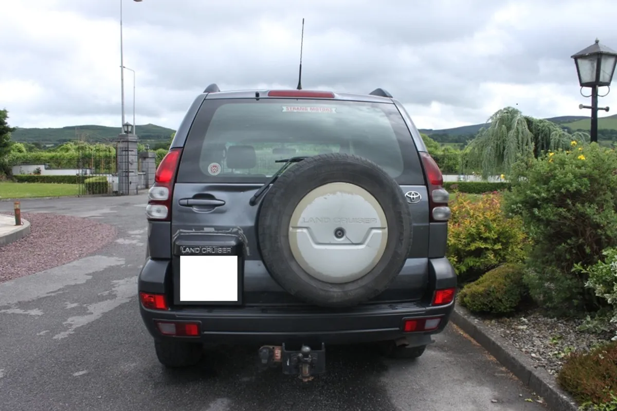 TOYOTA LANDCRUISER  LWB GX, 2004 - Image 2