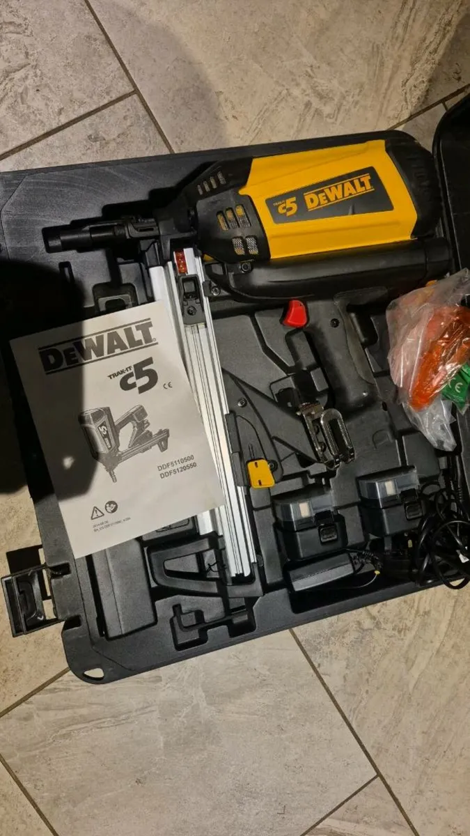 New Dewalt C5 trak It + 2 boxes of fixings - Image 2