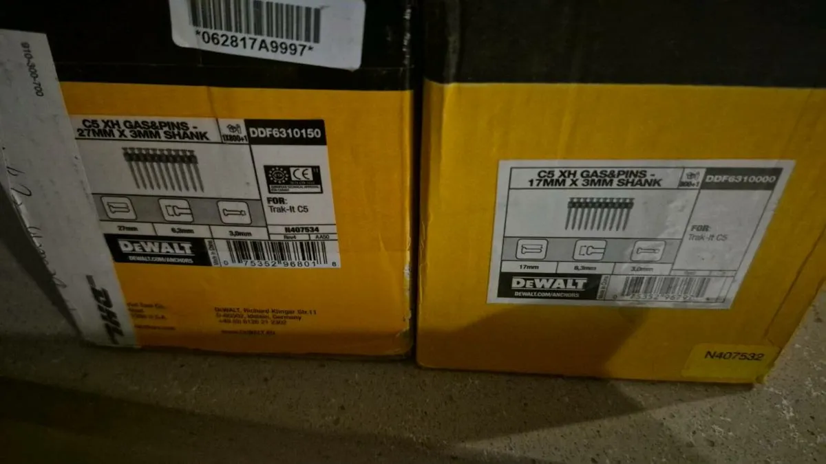 New Dewalt C5 trak It + 2 boxes of fixings - Image 3