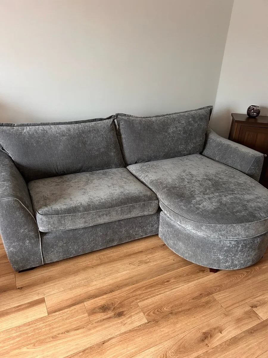 Comfortable grey velvet corner sofa with chaise - Image 3