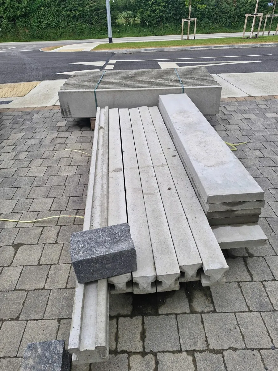 25 Concrete fence panels and posts - Image 2