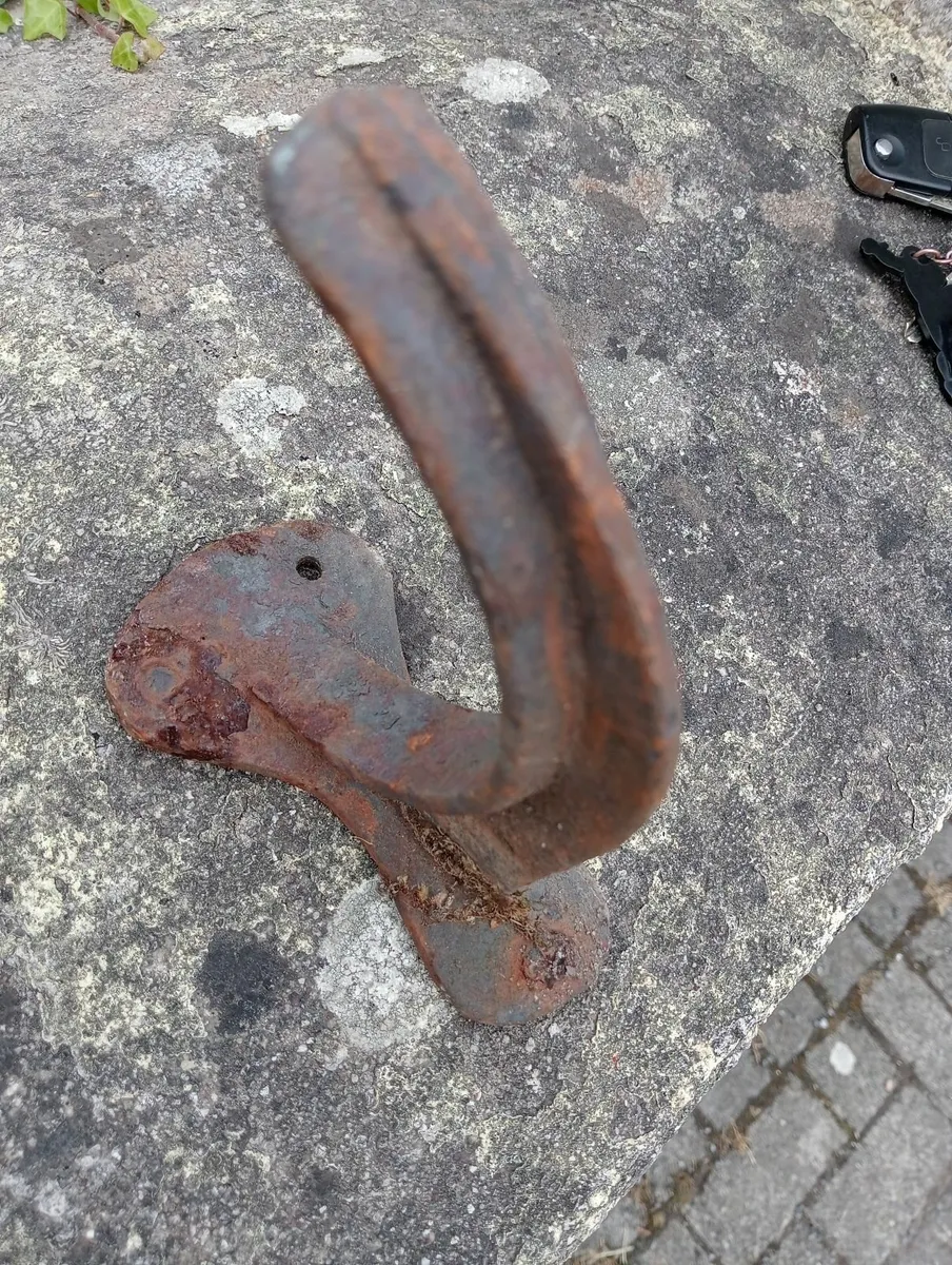 Cast iron hangers - Image 1