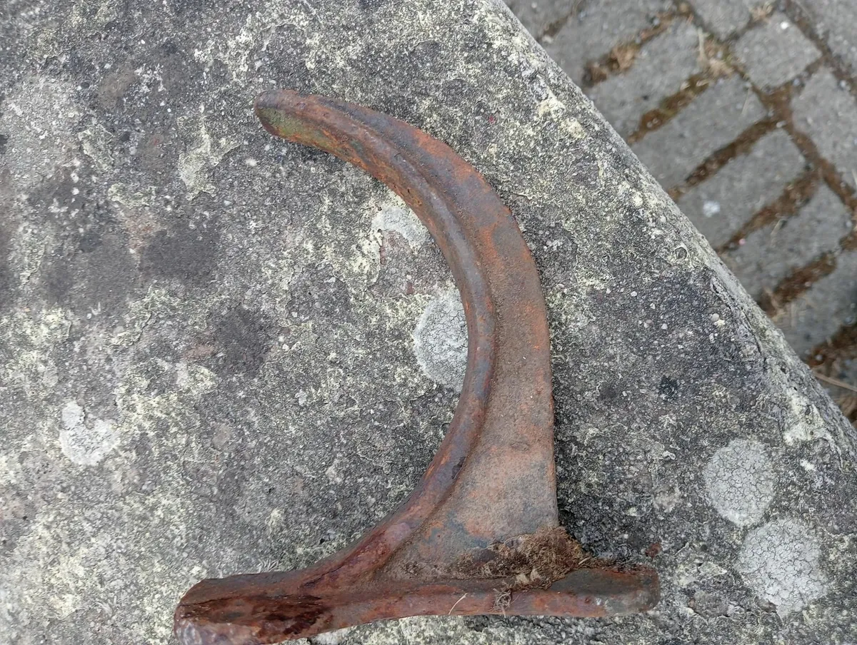 Cast iron hangers - Image 2