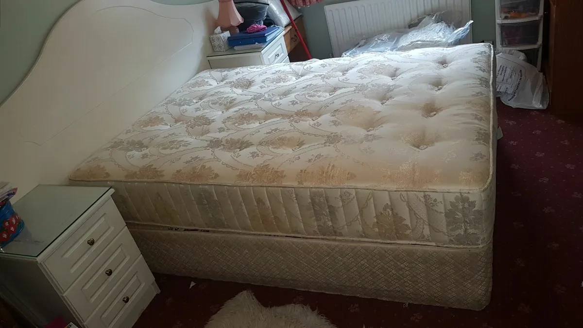 King size bed - Image 1