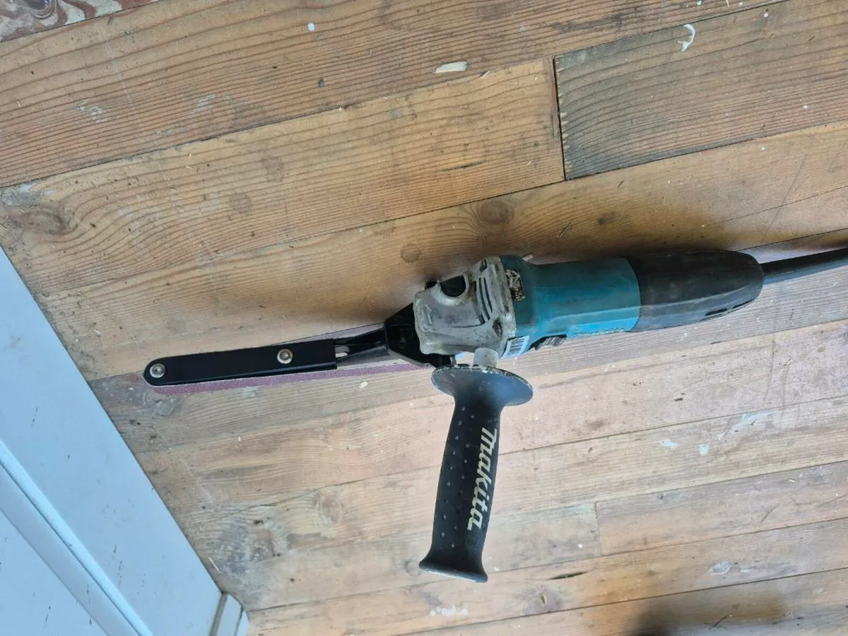 Makita 110v Finger Belt Sander 
Light use
Good con - Image 4