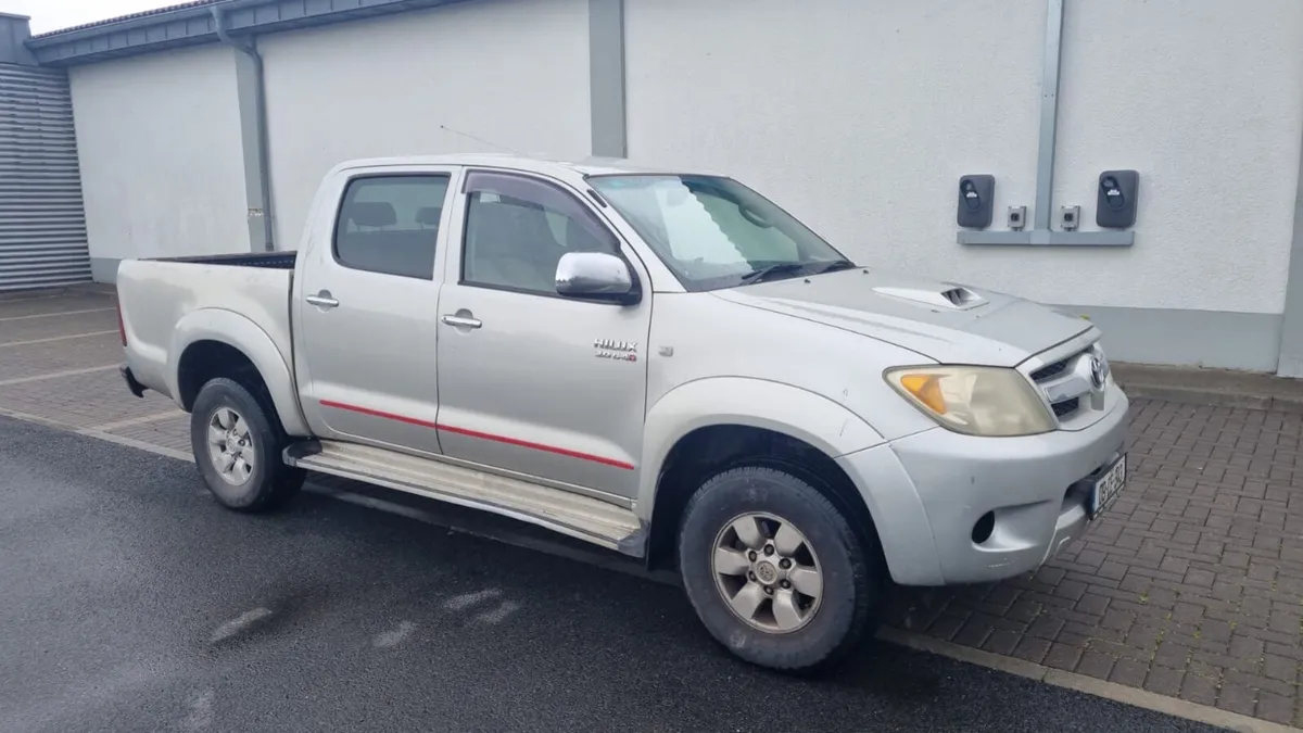 TOYOTA HILUX - Image 1