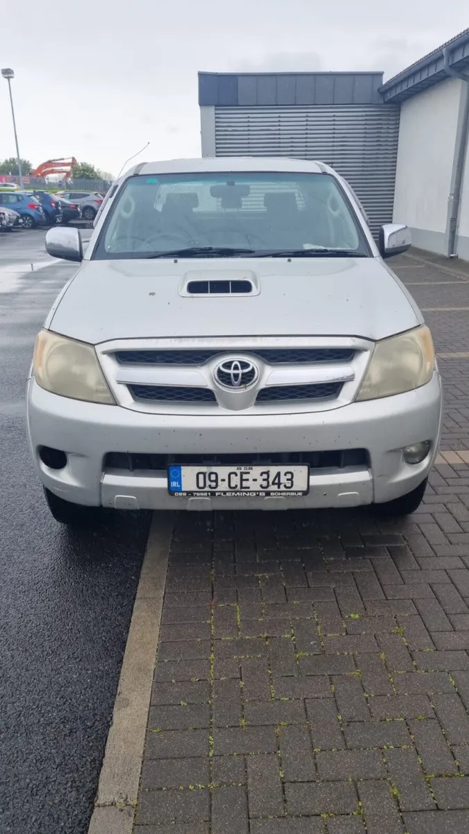TOYOTA HILUX - Image 2