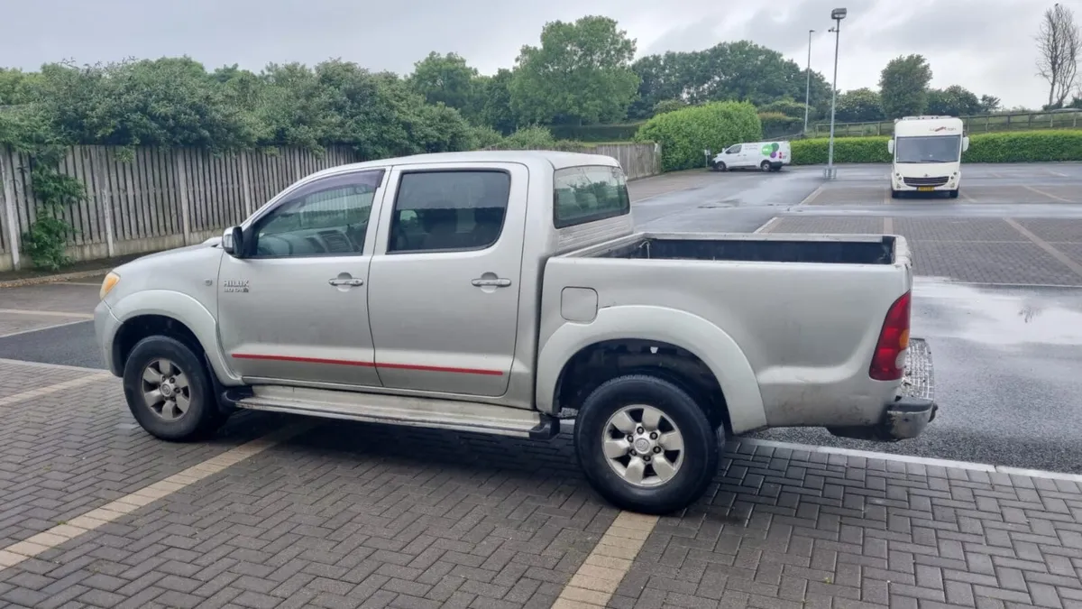 TOYOTA HILUX - Image 3