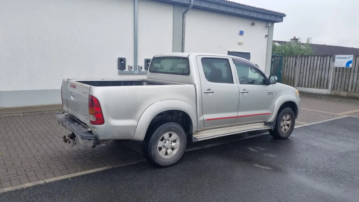 TOYOTA HILUX - Image 4